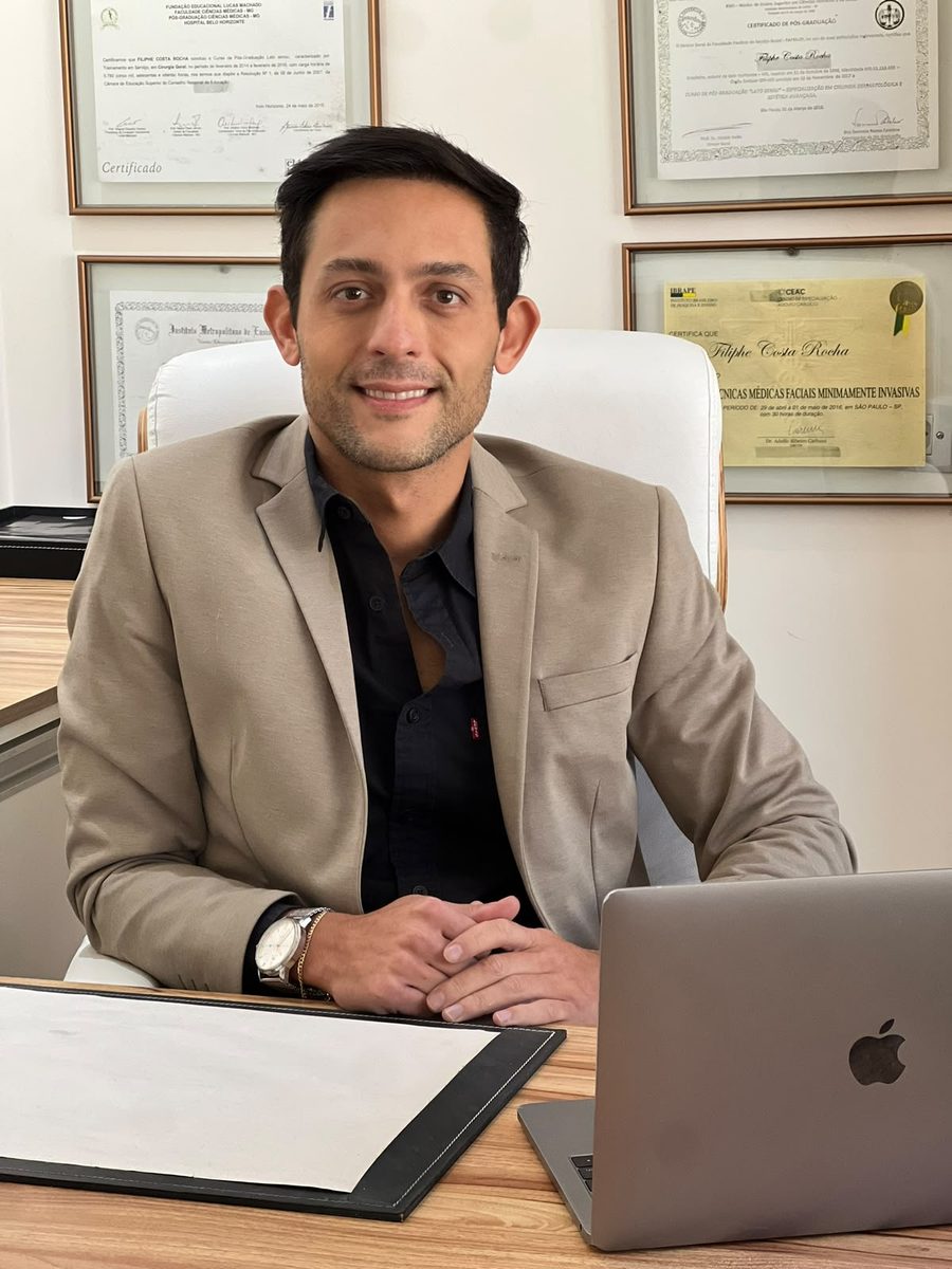 Dr. Filiphe Rocha, médico com atuação em urologia, em seu consultório em São Paulo