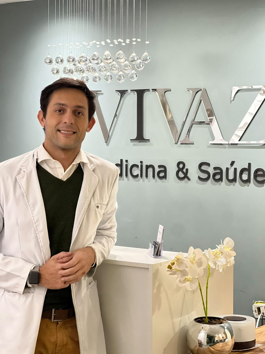 Dr. Filiphe Rocha na recepção da clínica Vivaz Medicina e Saúde